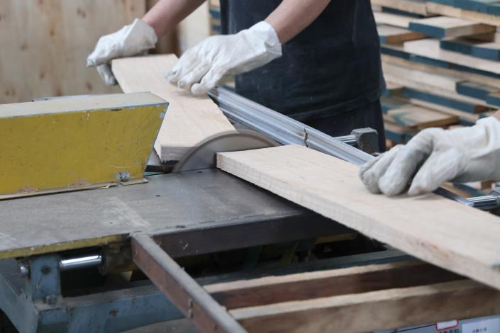 തടി വാതിൽ & ജനൽ പ്രൊഫൈലുകളുടെ പ്രോസസ്സിംഗ് ഫ്ലോ-1 (3)